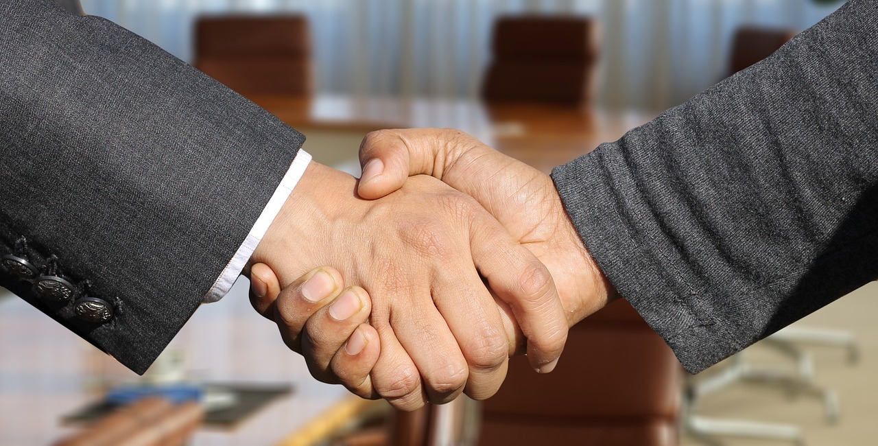 https://solarityhelp.bg/wp-content/uploads/2023/09/shaking-hands-3091906_1280.jpg